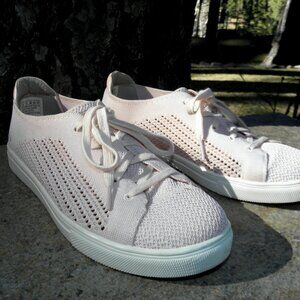 Perforated Skechers Street Memory Foam sneakers light pink size 8